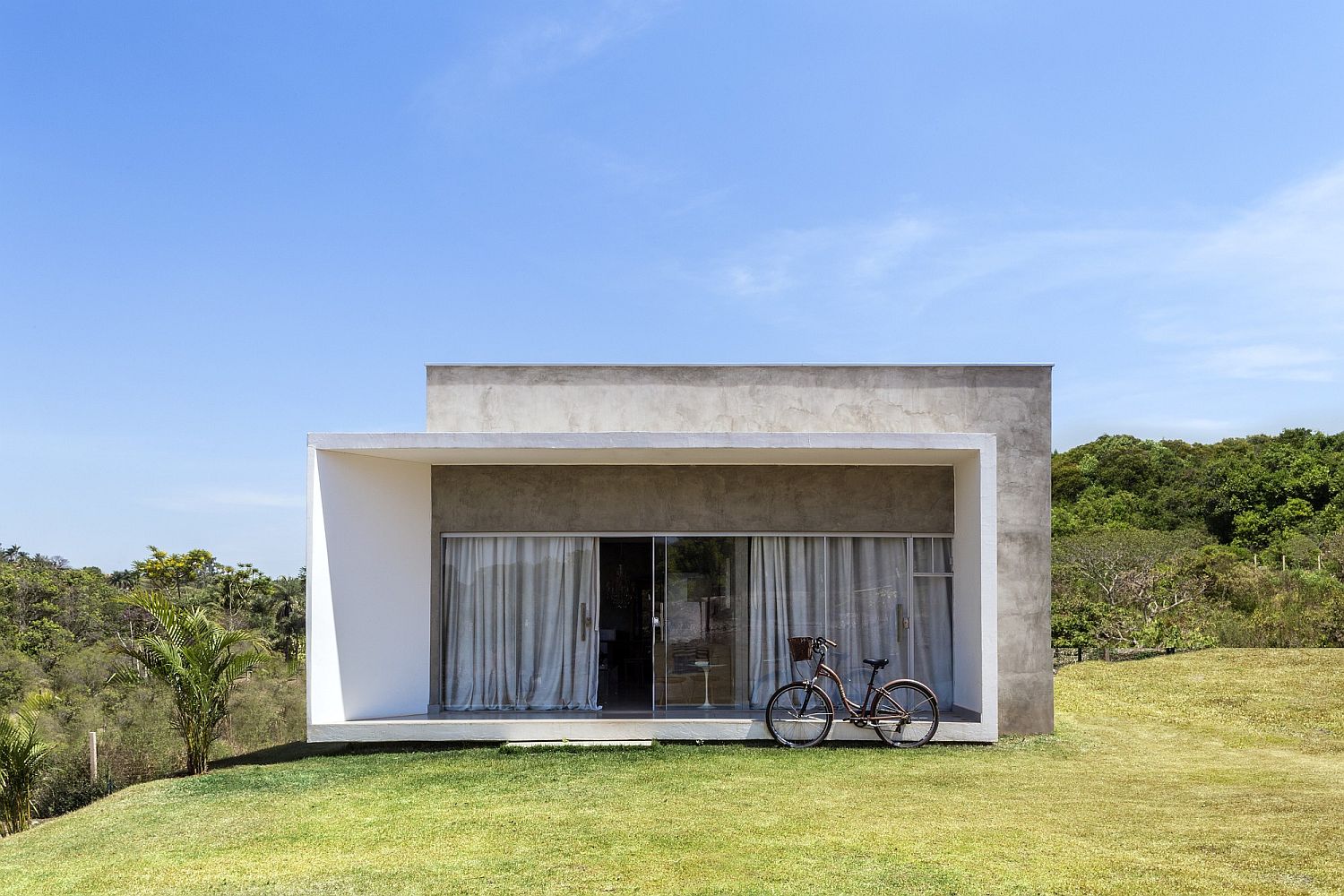 Urbane Brazilian home finds balance between modernity and serenity!