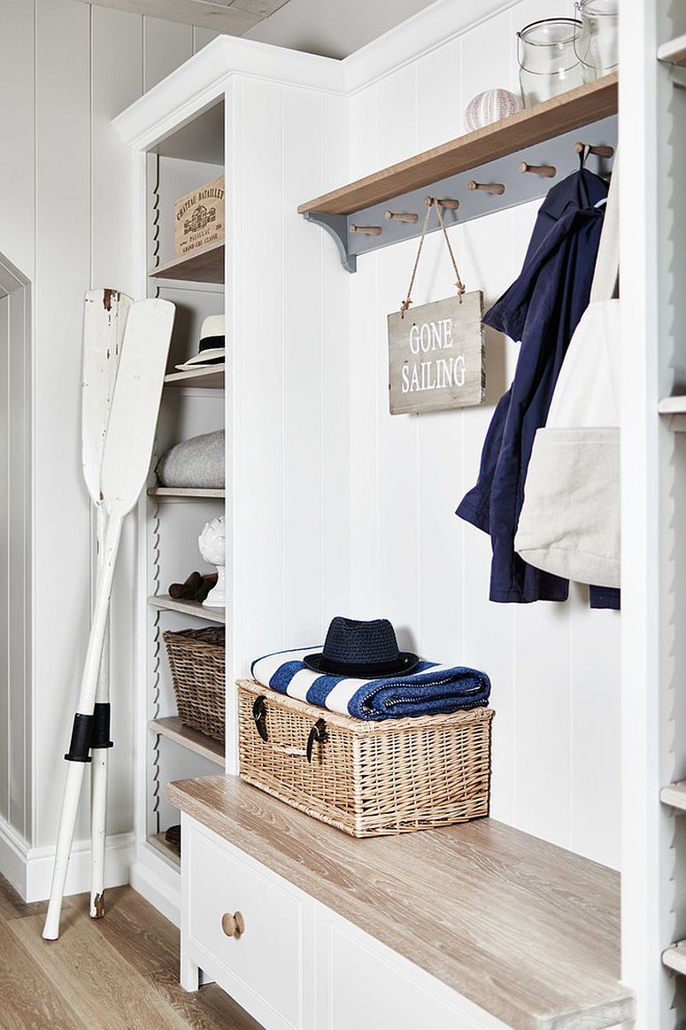 Using the baskets in a smart fashion in the small beach style entry