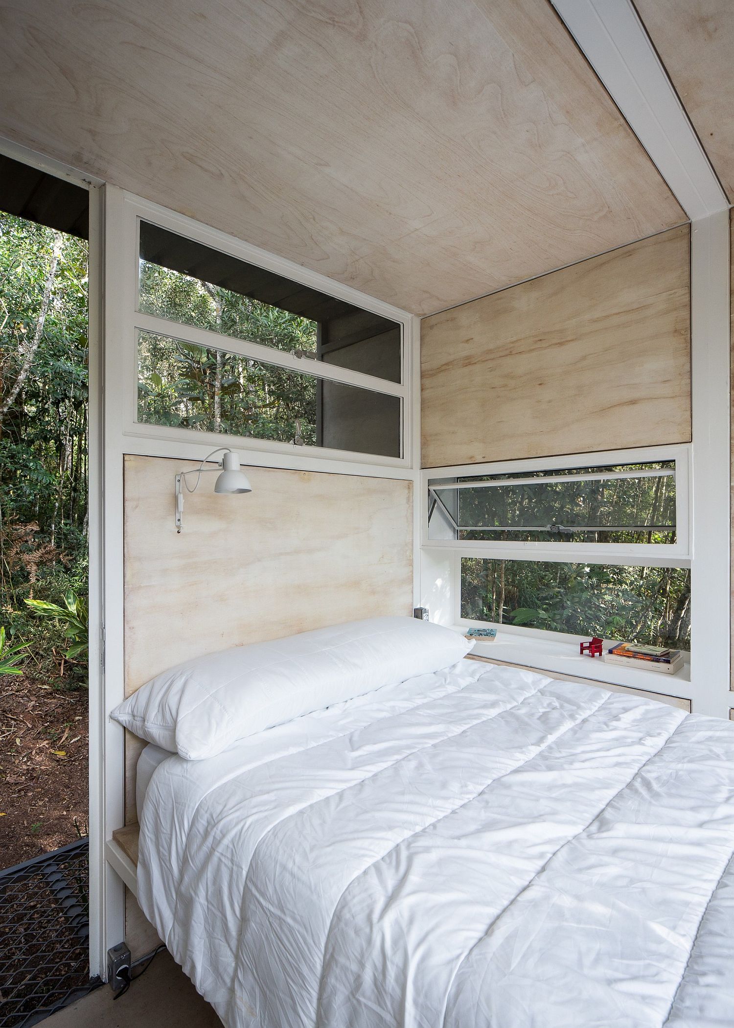 Wooden panels improve the acoustics of the cabin