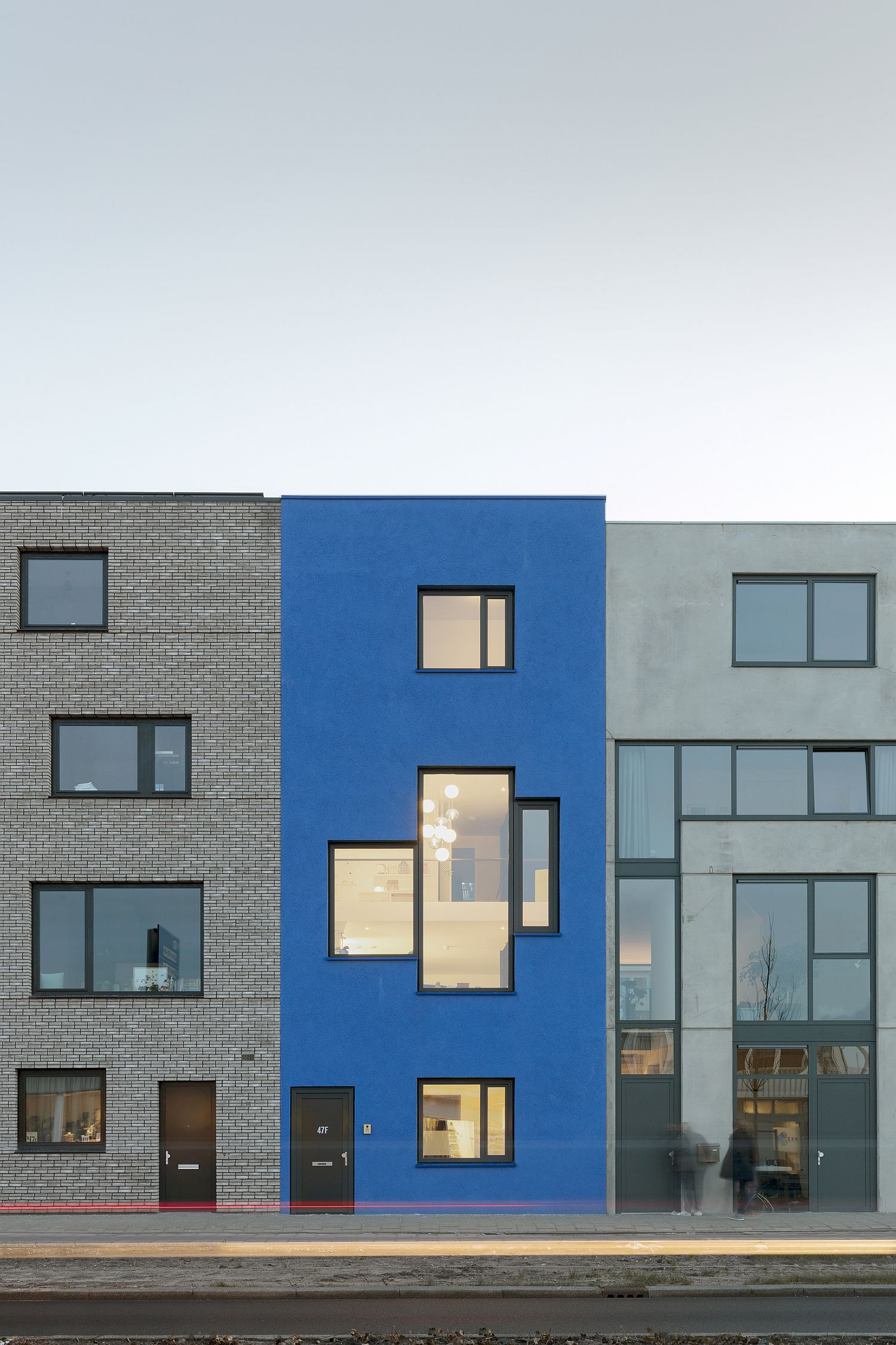 Yves-Klein-Blue-facade-of-the-unique-Dutch-home