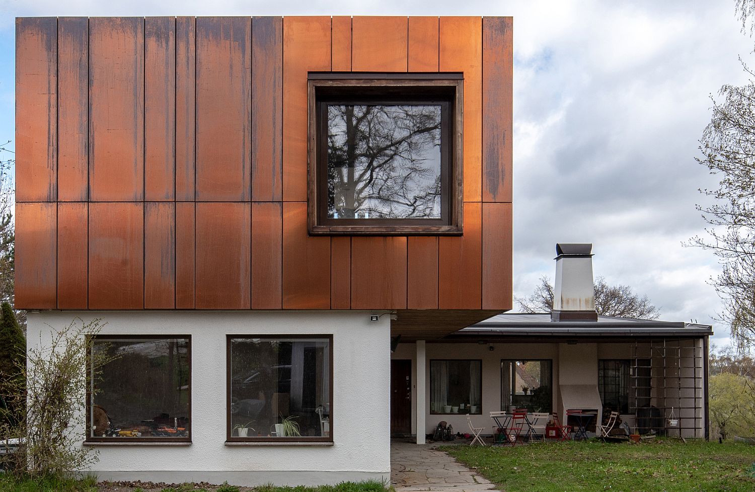 Copper panels with untreated finish gives the home a dynamic appeal