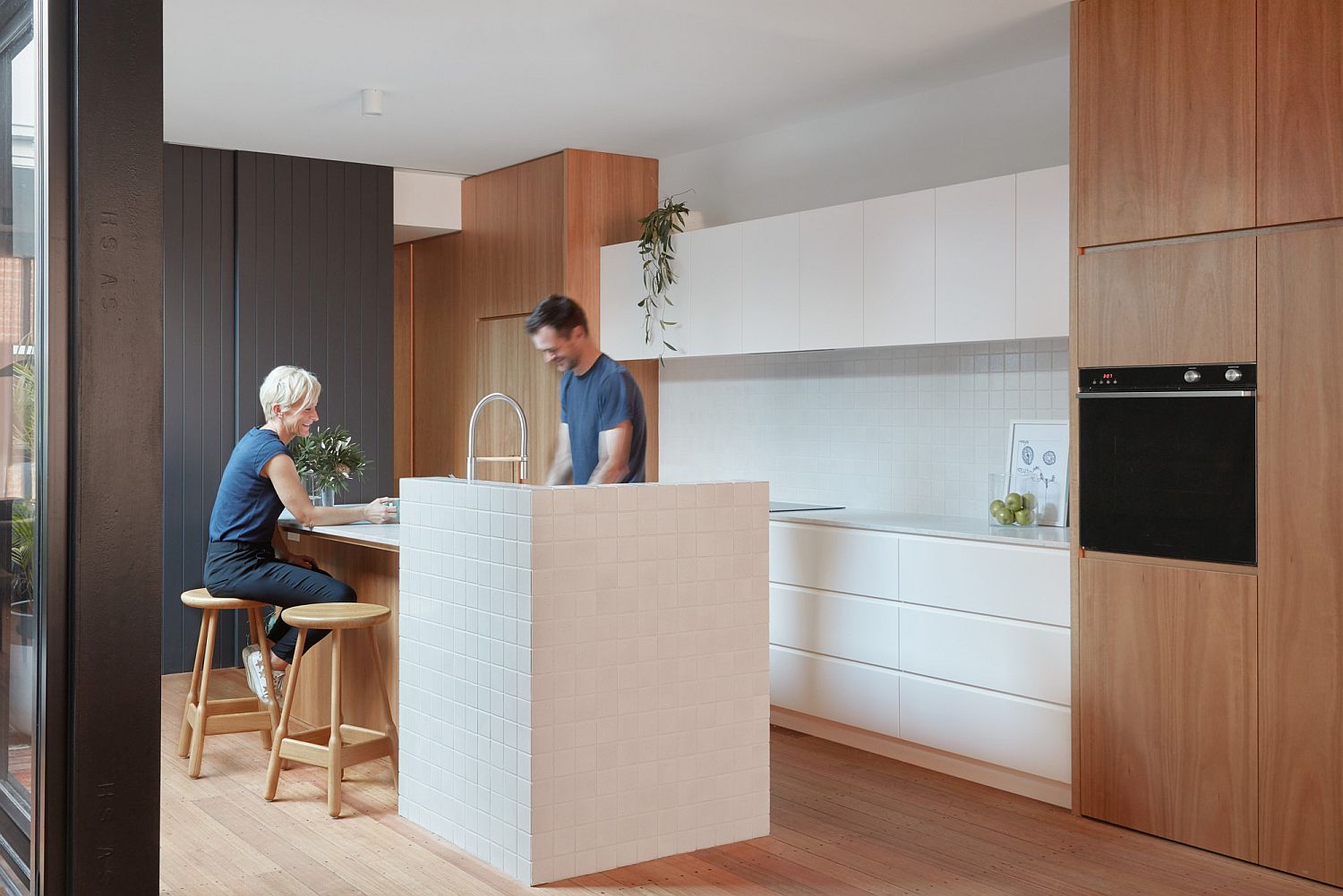 Gray-white-and-wood-kitchen-with-a-floor-that-matches-with-the-cabinets-beautifully