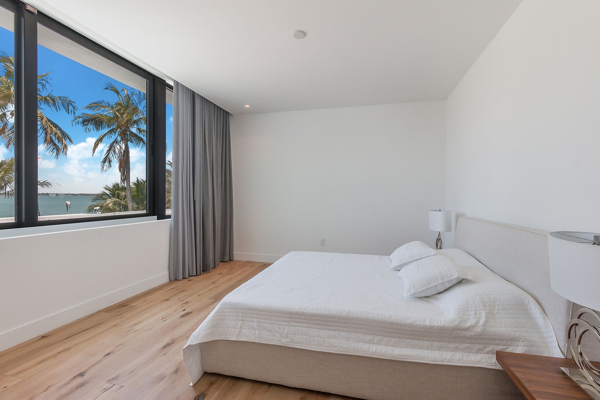 Keeping-the-bedroom-minimal-to-elevate-the-view-outside