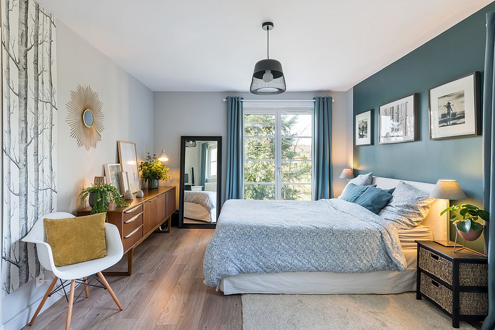 Midcentury-modern-bedroom-with-blue-drapes-and-a-backdrop-in-white