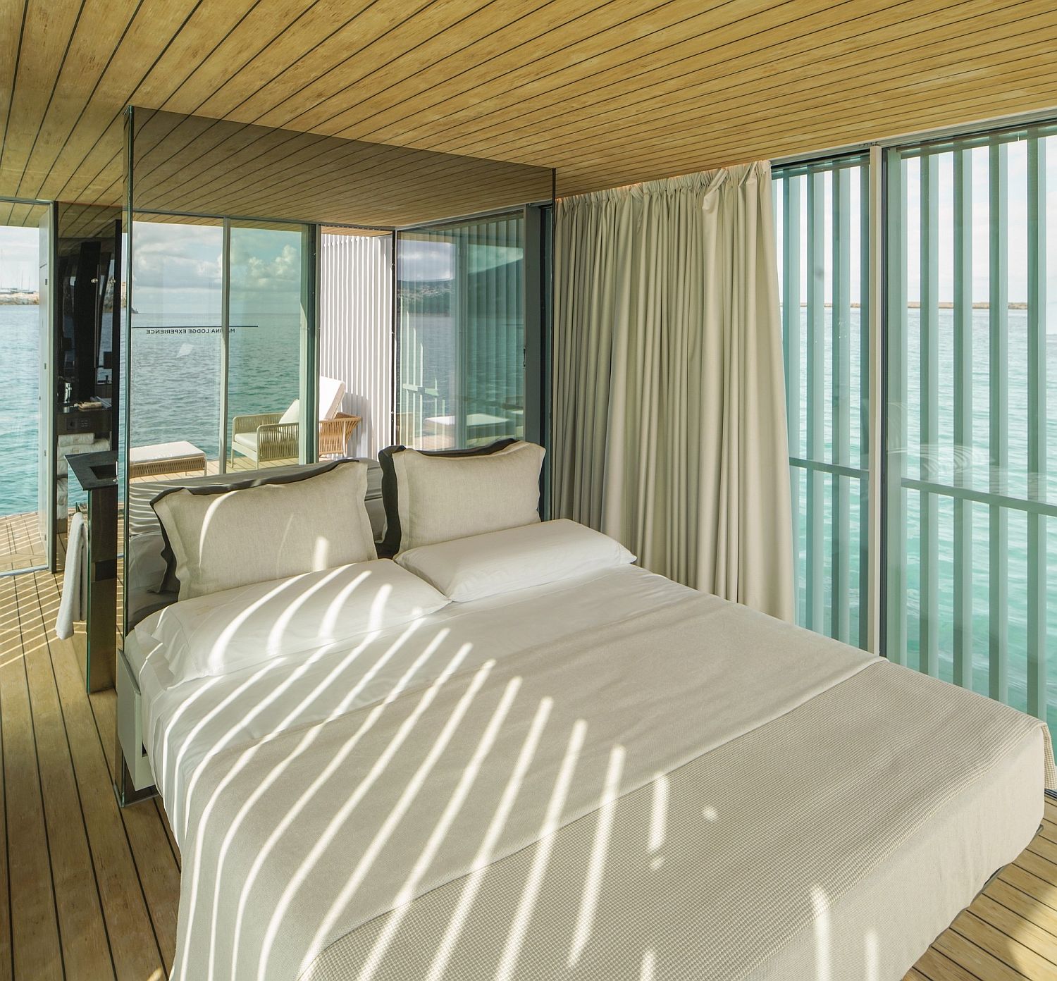 Minimal-and-smart-interior-of-the-retreat-on-sea