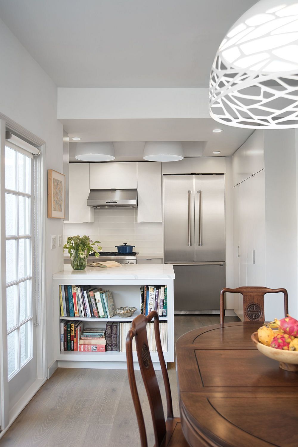 Open shelving allows you to redecorate the kitchen with ease
