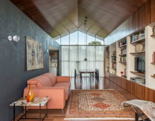 Loft Branco: Backyard Office and Guest Space with Gabled Metallic Roof