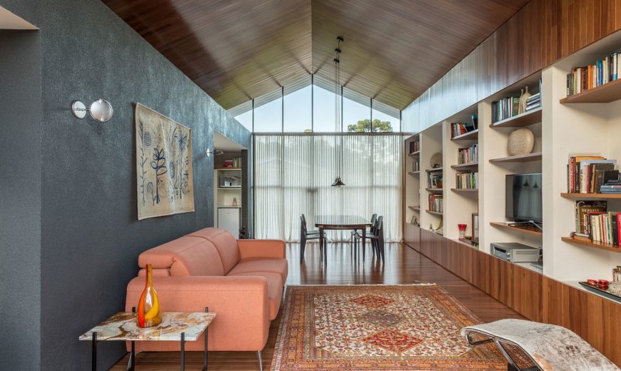 Loft Branco: Backyard Office and Guest Space with Gabled Metallic Roof