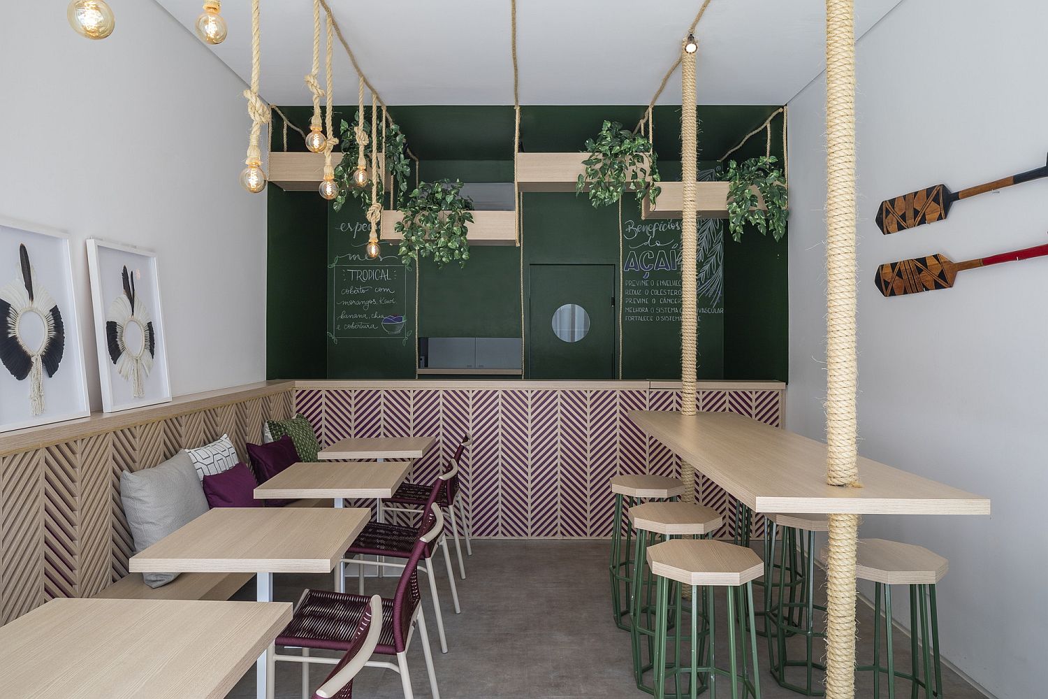 Rattan ropes, green and wood give the interior a brand new look