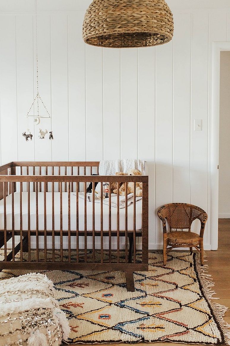 Scandinavian nursery exemplifies the beauty of wood and white color scheme