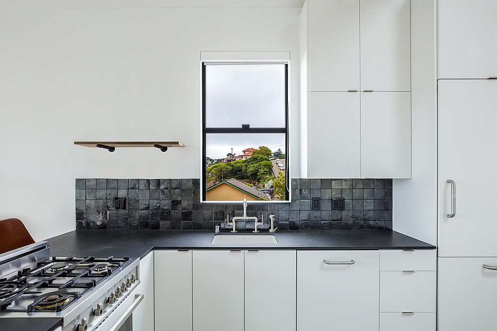 bucătărie mică Scandinavă în alb cu contoare negre și backsplash