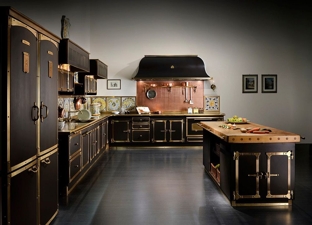 La impresionante pared posterior de cobre en la cocina le da al interior ya fabuloso un atractivo brillante