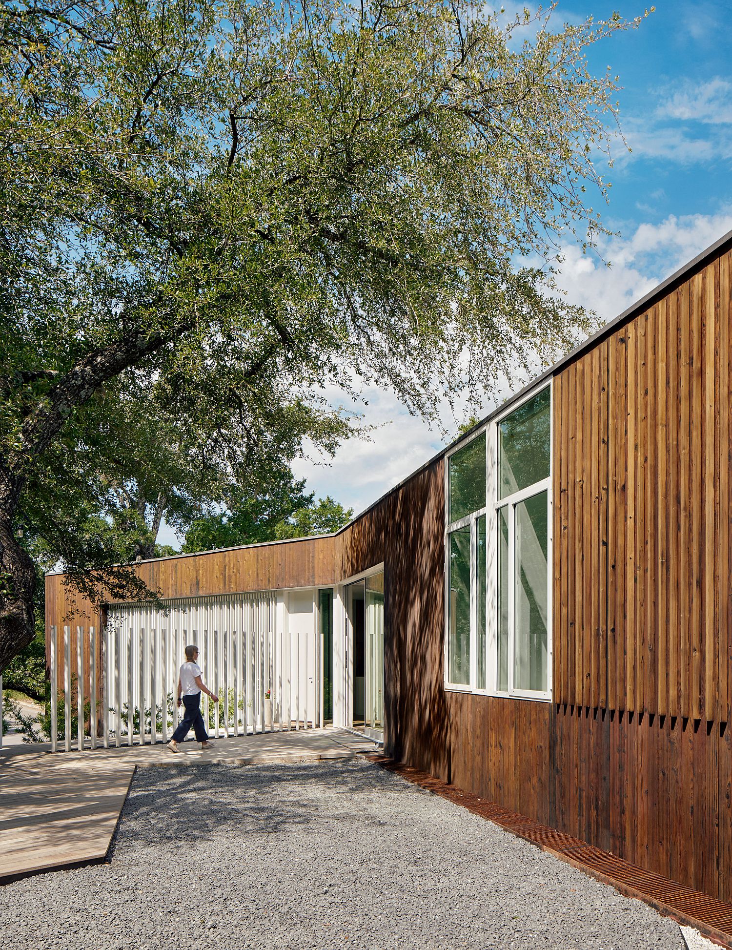 Stylish-modern-residence-in-Austin-with-private-exterior