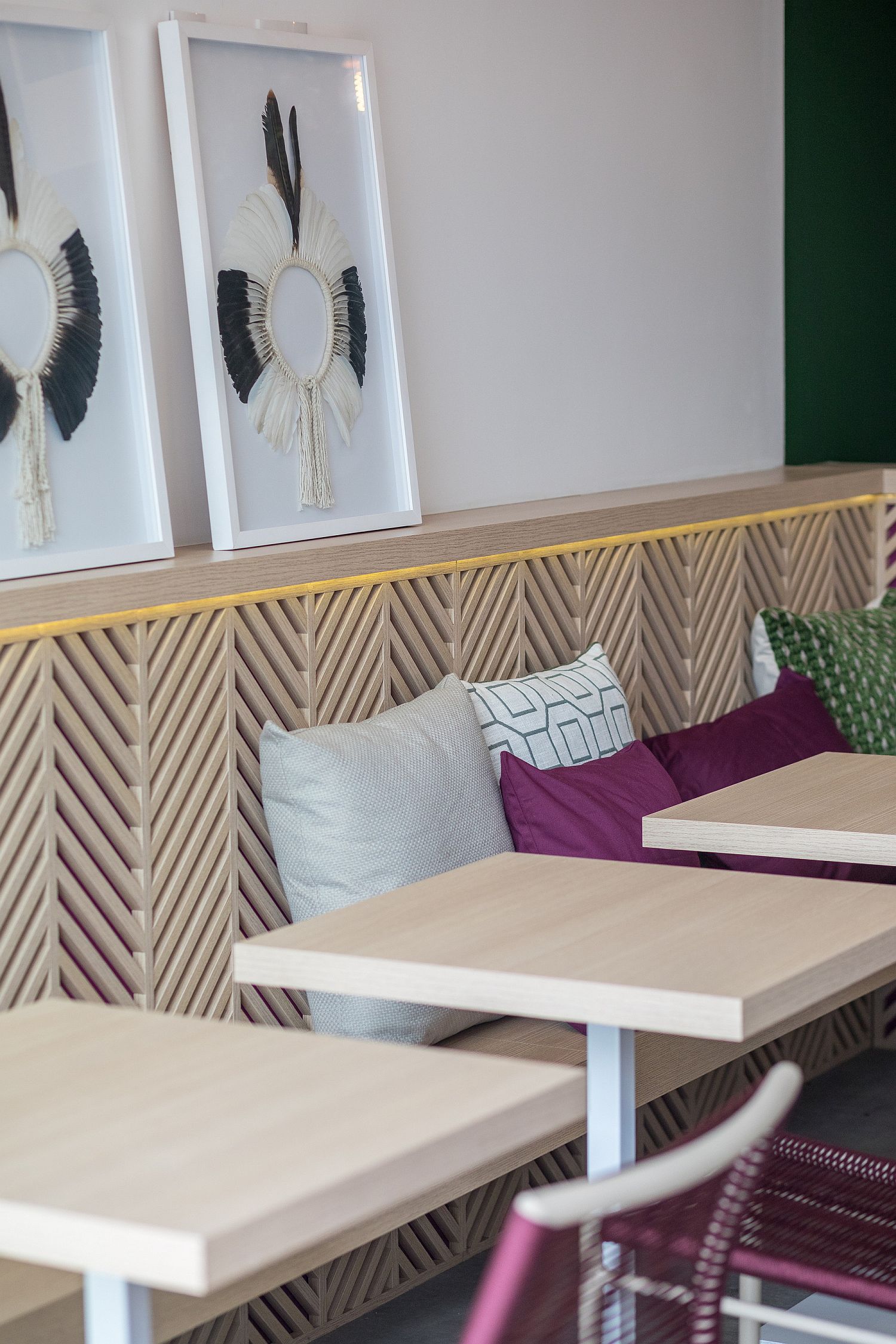 Wood and colorful accents combined inside the salon