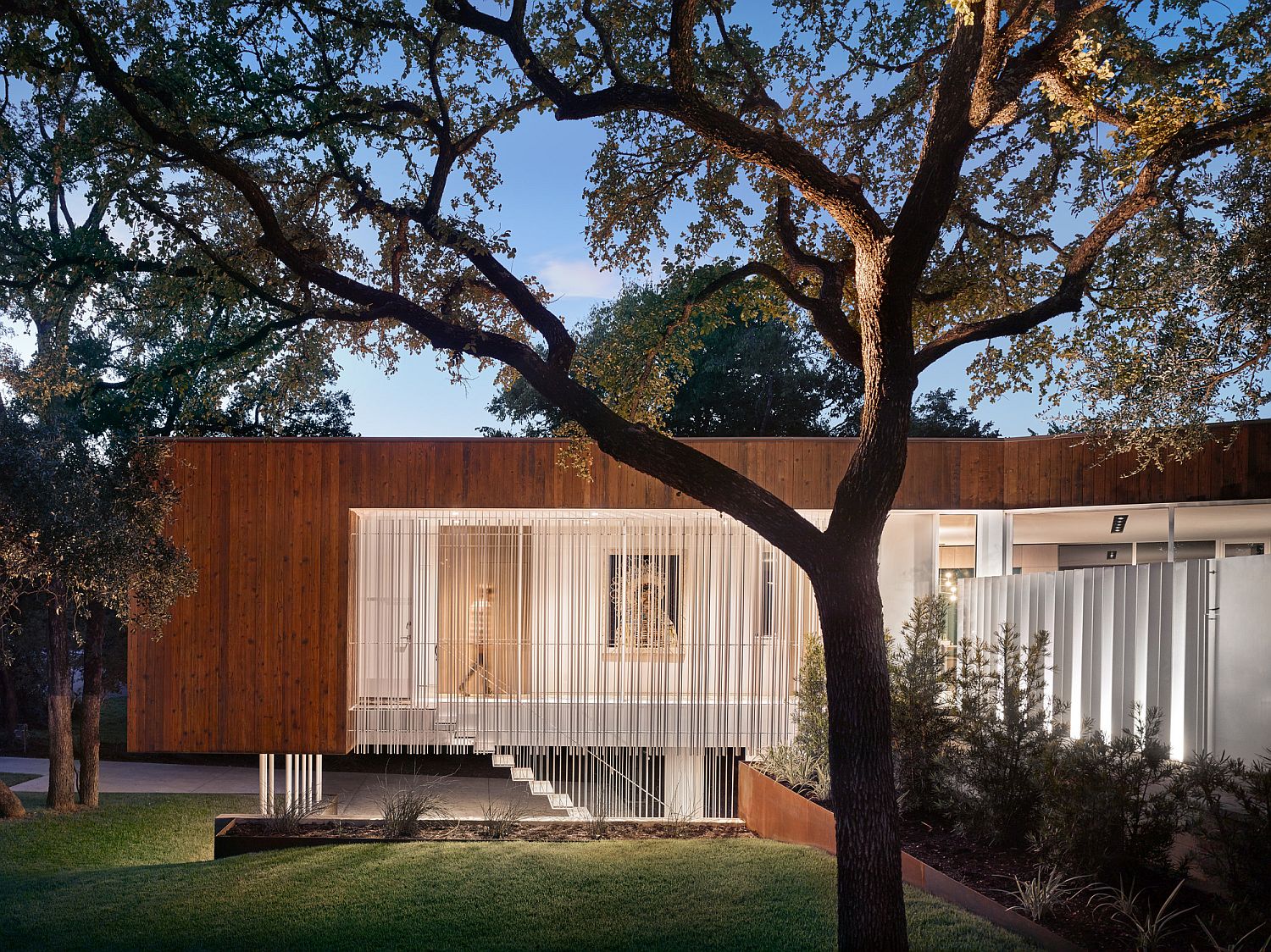 Wood-and-glass-modern-home-in-Austin