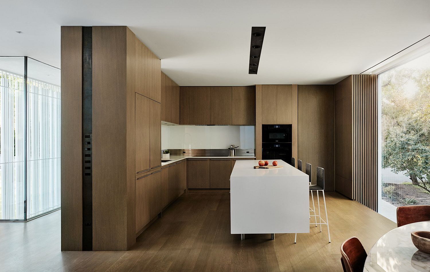 Woodsy-kitchen-with-a-fabulous-central-island-in-white