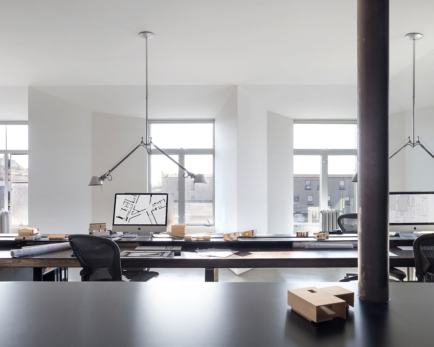 Workspaces-inside-the-office-feel-polished-and-minimal