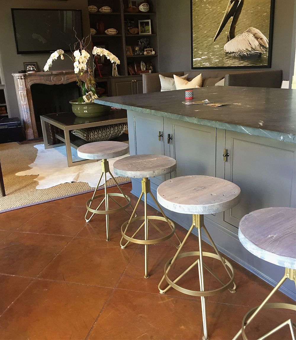 Brass-and-wood-bar-stools-bring-a-touch-of-golden-charm-to-the-kitchen