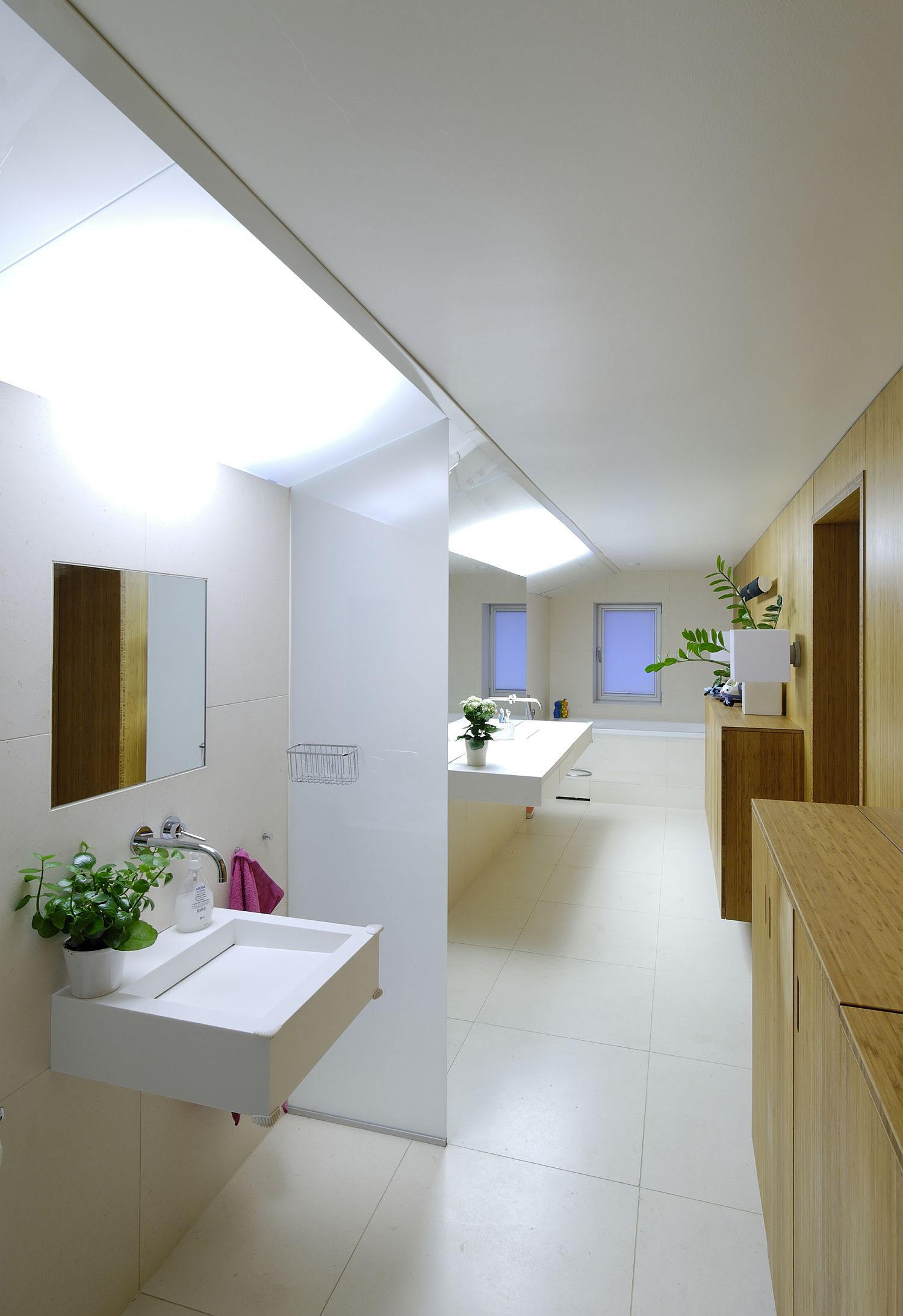 Contemporary-bathroom-design-in-white-and-wood