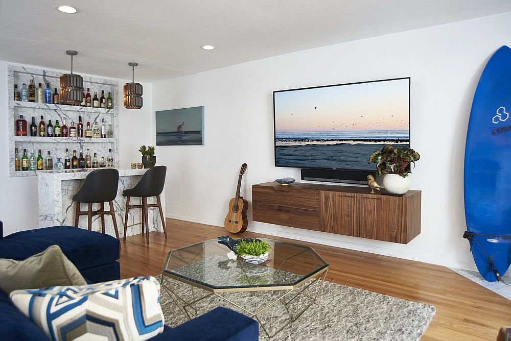 Living room of the beach style bachelor pad with a bar in the corner