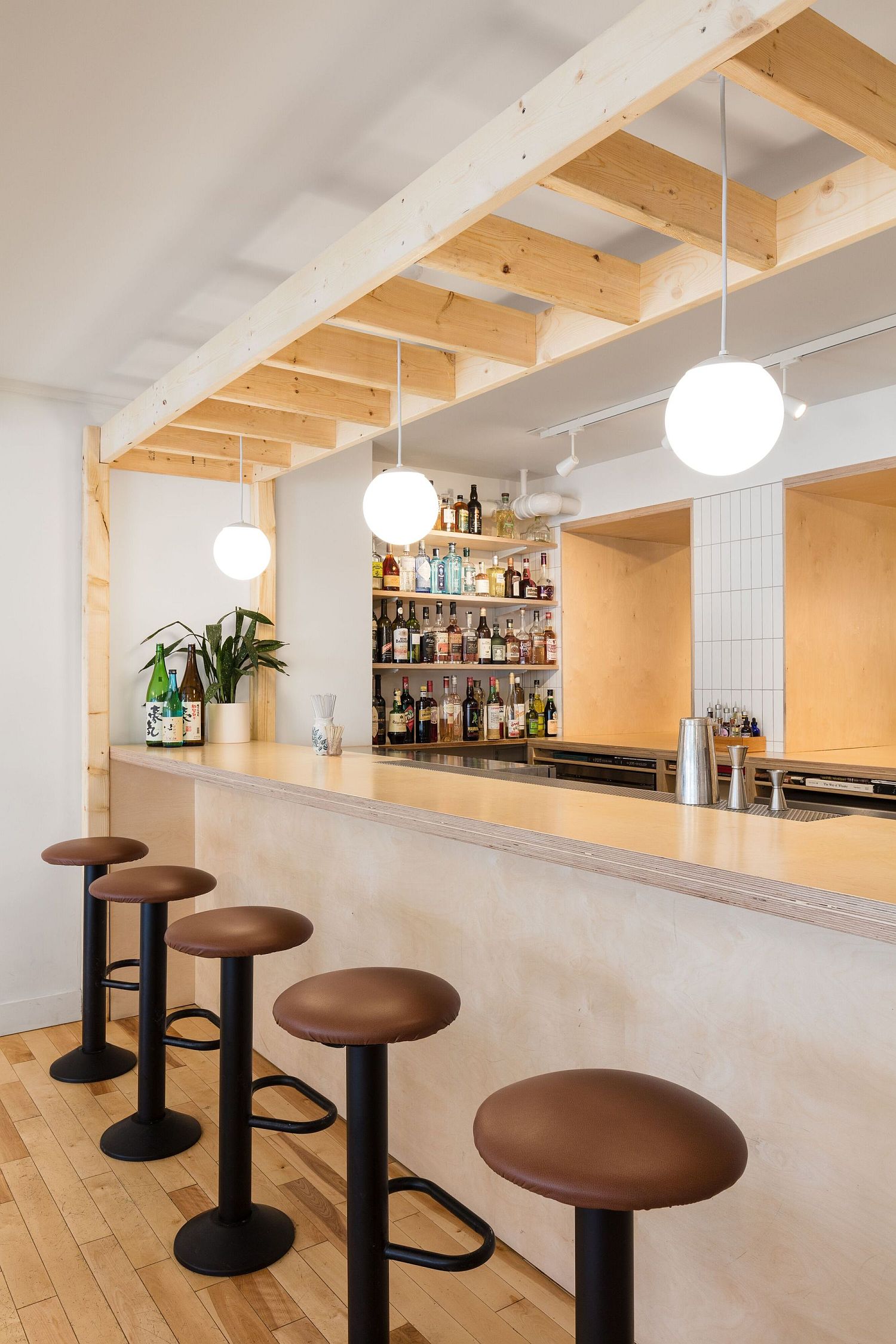 Pendant-lighting-and-bar-stools-of-Hono-Izakaya