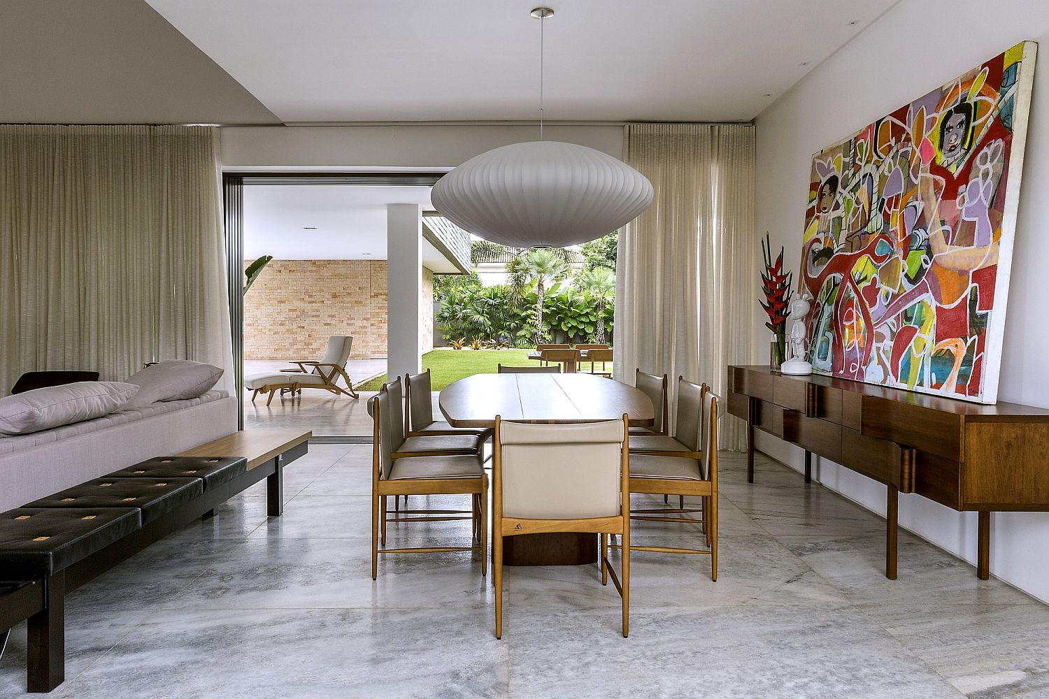 Smart-lighting-and-large-painting-for-the-modern-dining-area