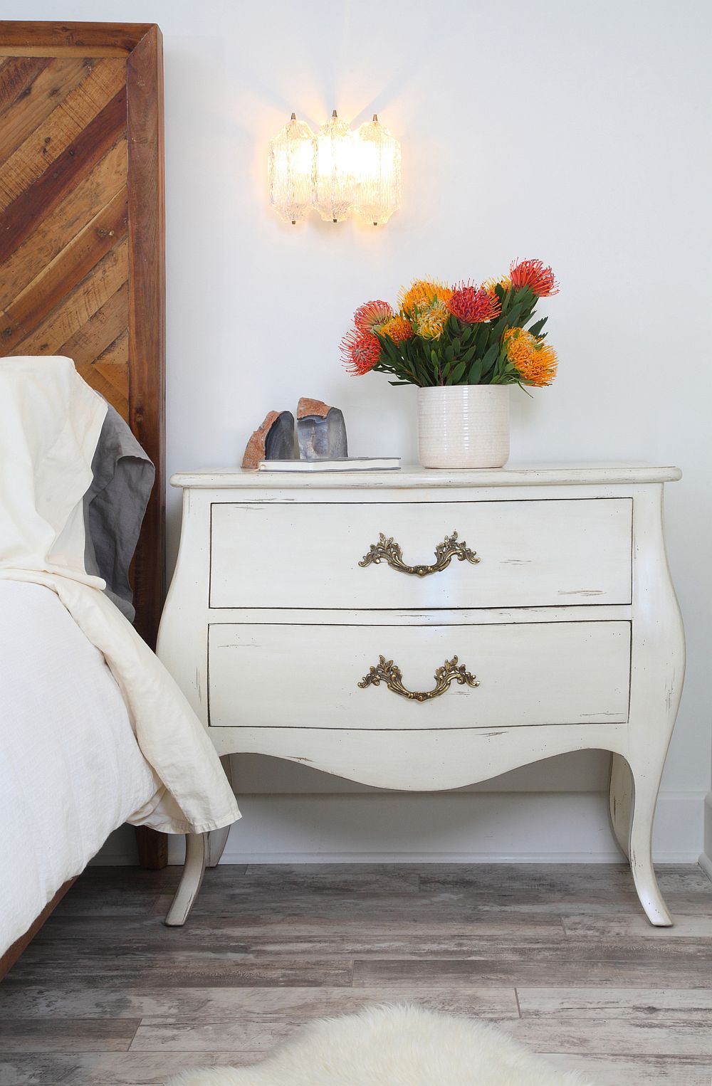 Bedside tables in white with a midcentury modern style and fabulous sconce lighting