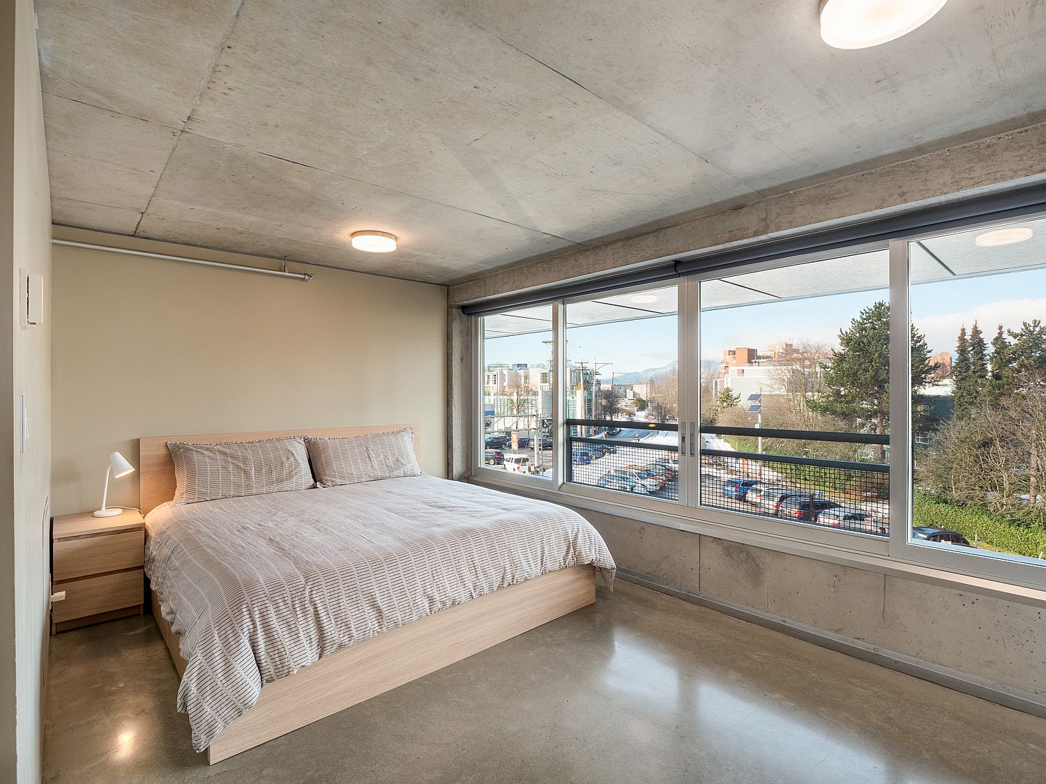 Concrete ceiling and walls for the crisp modern bedroom