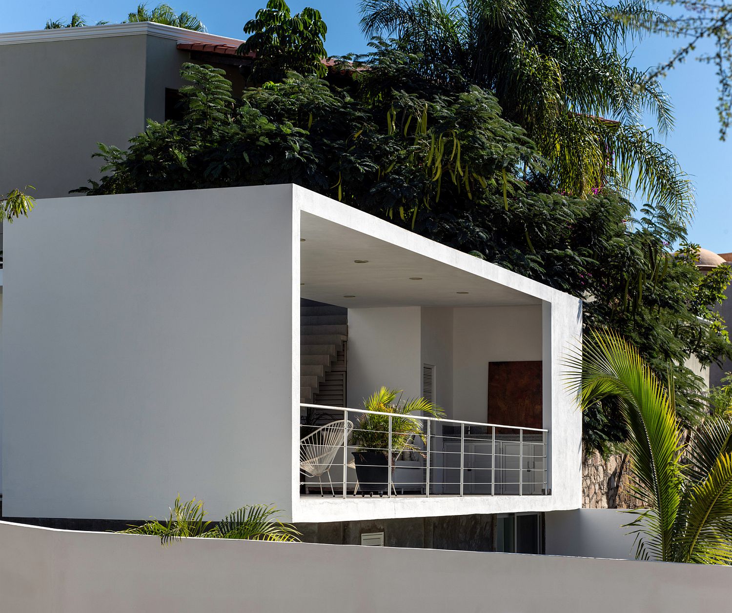 Covered outdoor sitting zones of the modern Mexican home