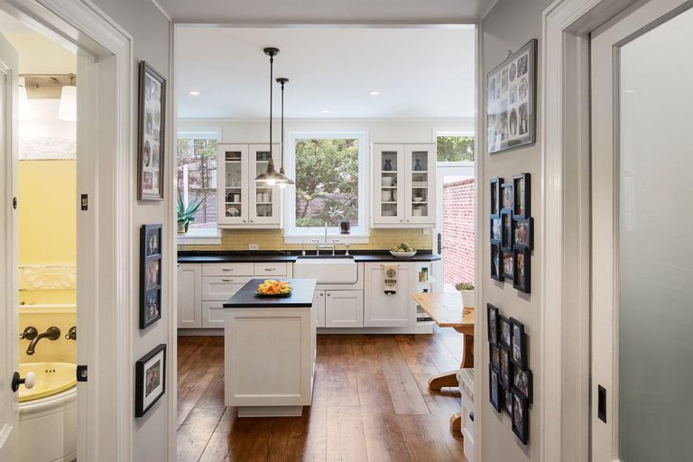 Eye-Catching Trends: 25 Gorgeous Kitchens with Gallery Walls that Charm ...