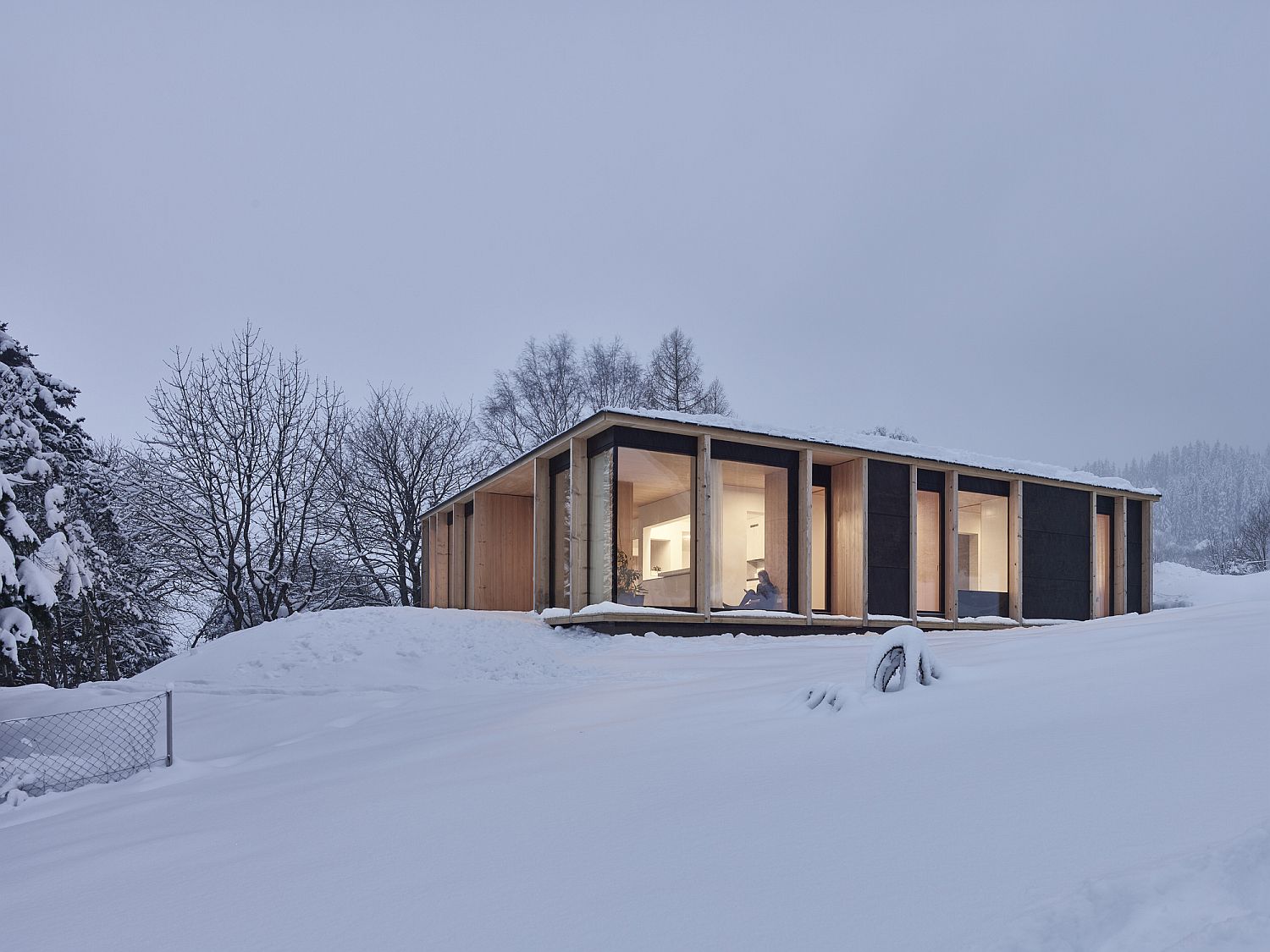 Glass windows and doors connect the interior with the landscape outside at all times