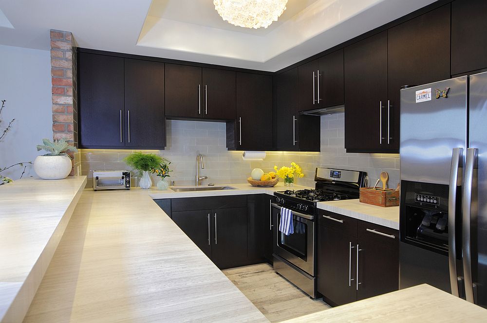 Ingenious use of chandelier in the small corner kitchen