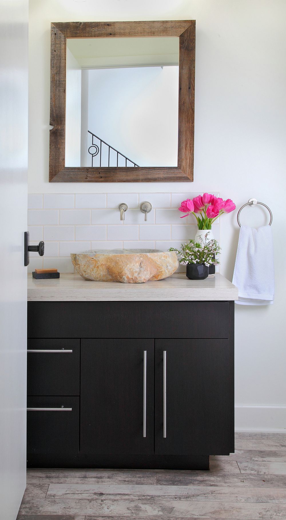 Mid-century and modern rustic elements are beautifully combined in the bathroom