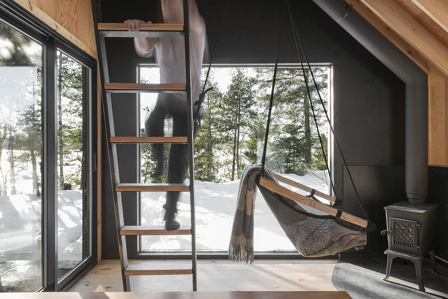 Woodsy Modern Micro-Shelter in Québec with Timeless Triangular