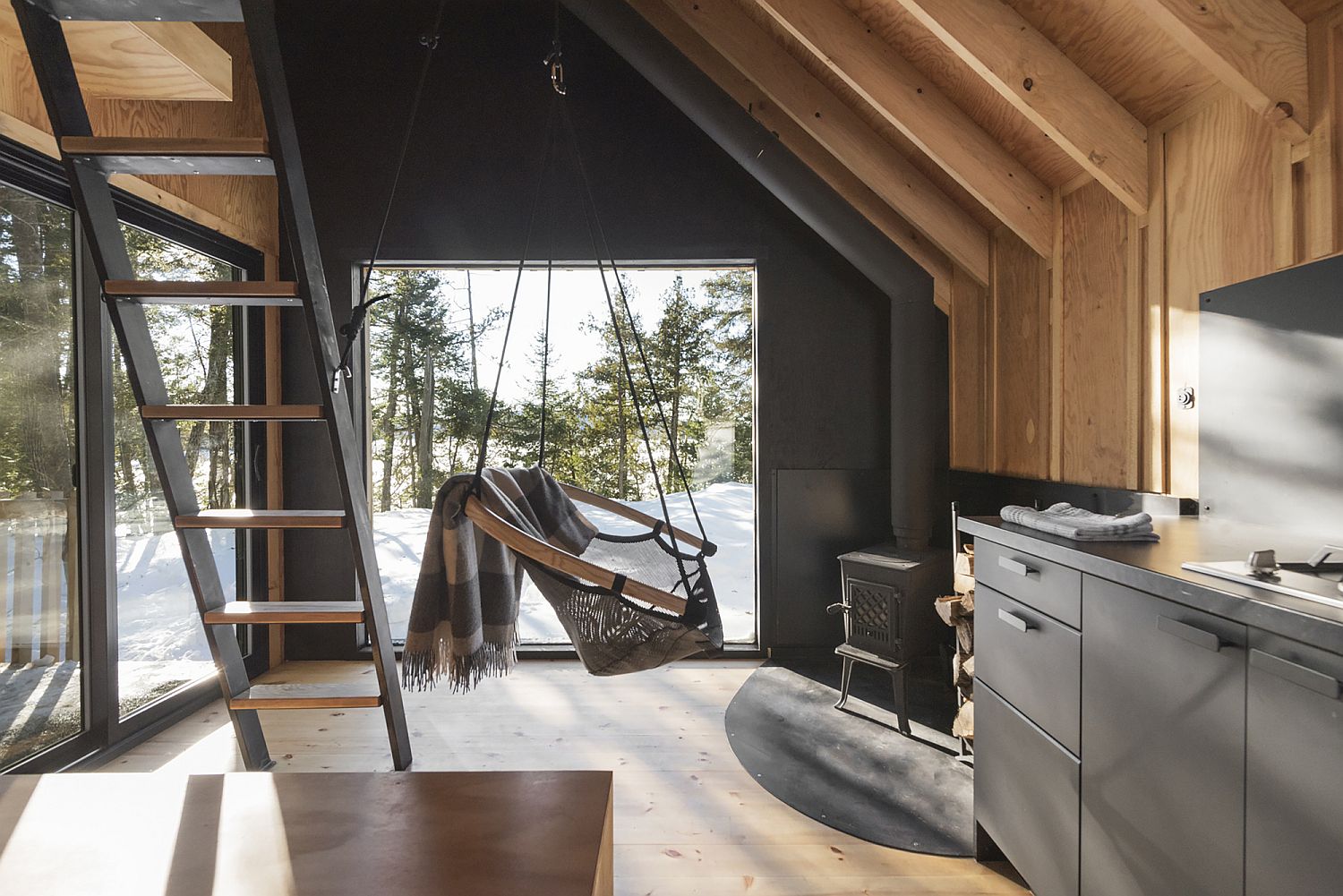 Woodsy Modern Micro-Shelter in Québec with Timeless Triangular Charm