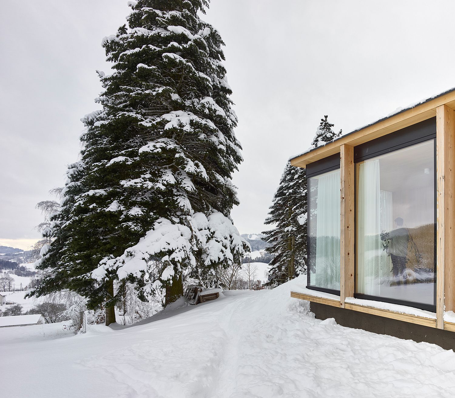 Snow-covered-landscape-outside-the-Linz-home