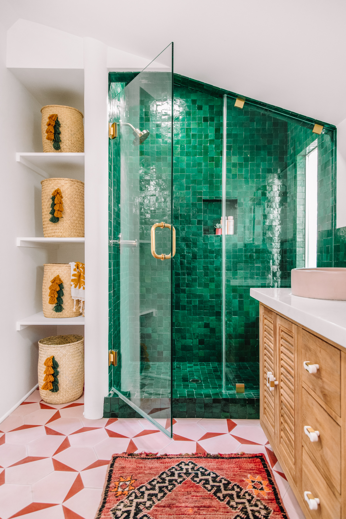 Tiled bathroom by Studio DIY