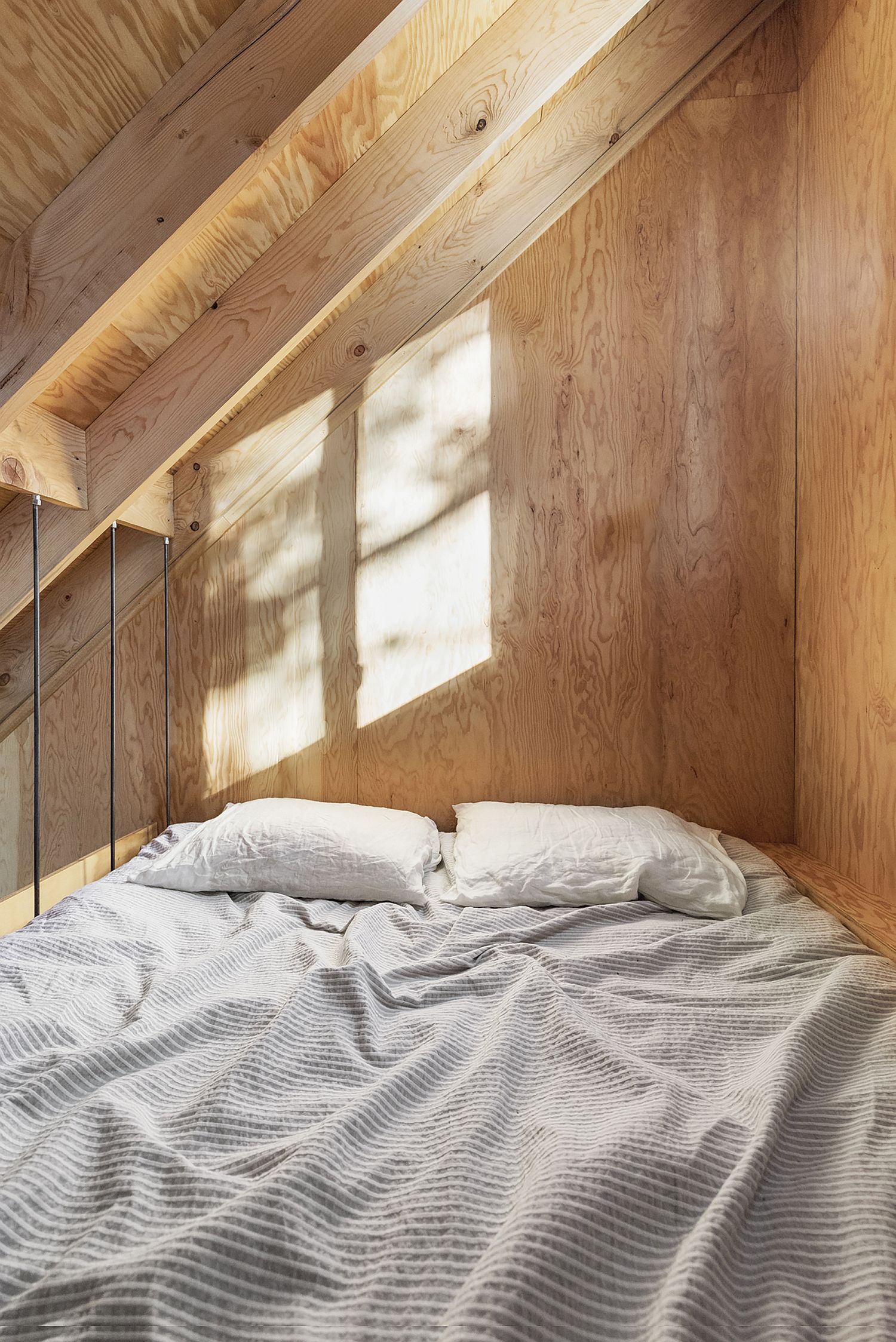 Upper-level-bedroom-of-the-micro-shelter-saves-space-with-ease