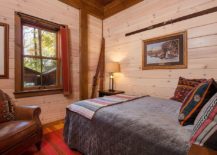 Walls-in-wood-bring-warm-glow-to-the-small-modern-cabin-bedroom-217x155