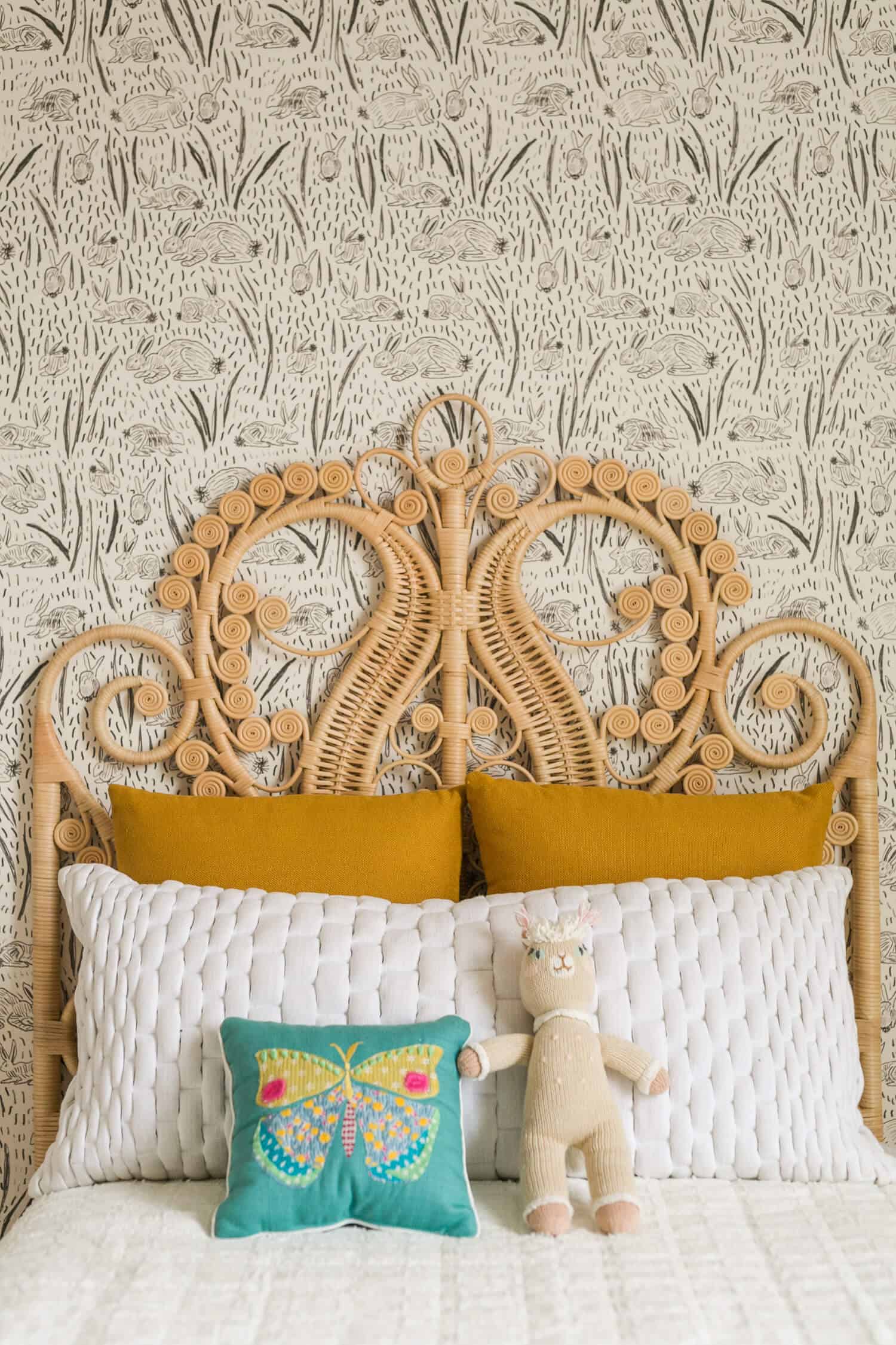 Wicker-headboard-in-a-toddler-bedroom