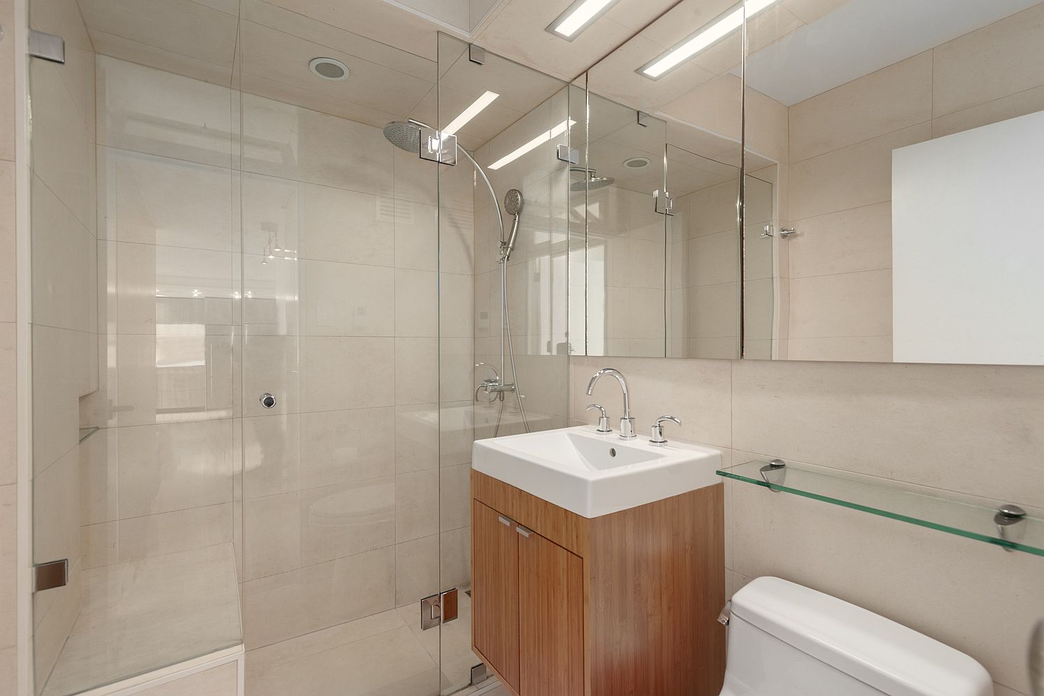 Elegant and efficient contemporary bathroom design