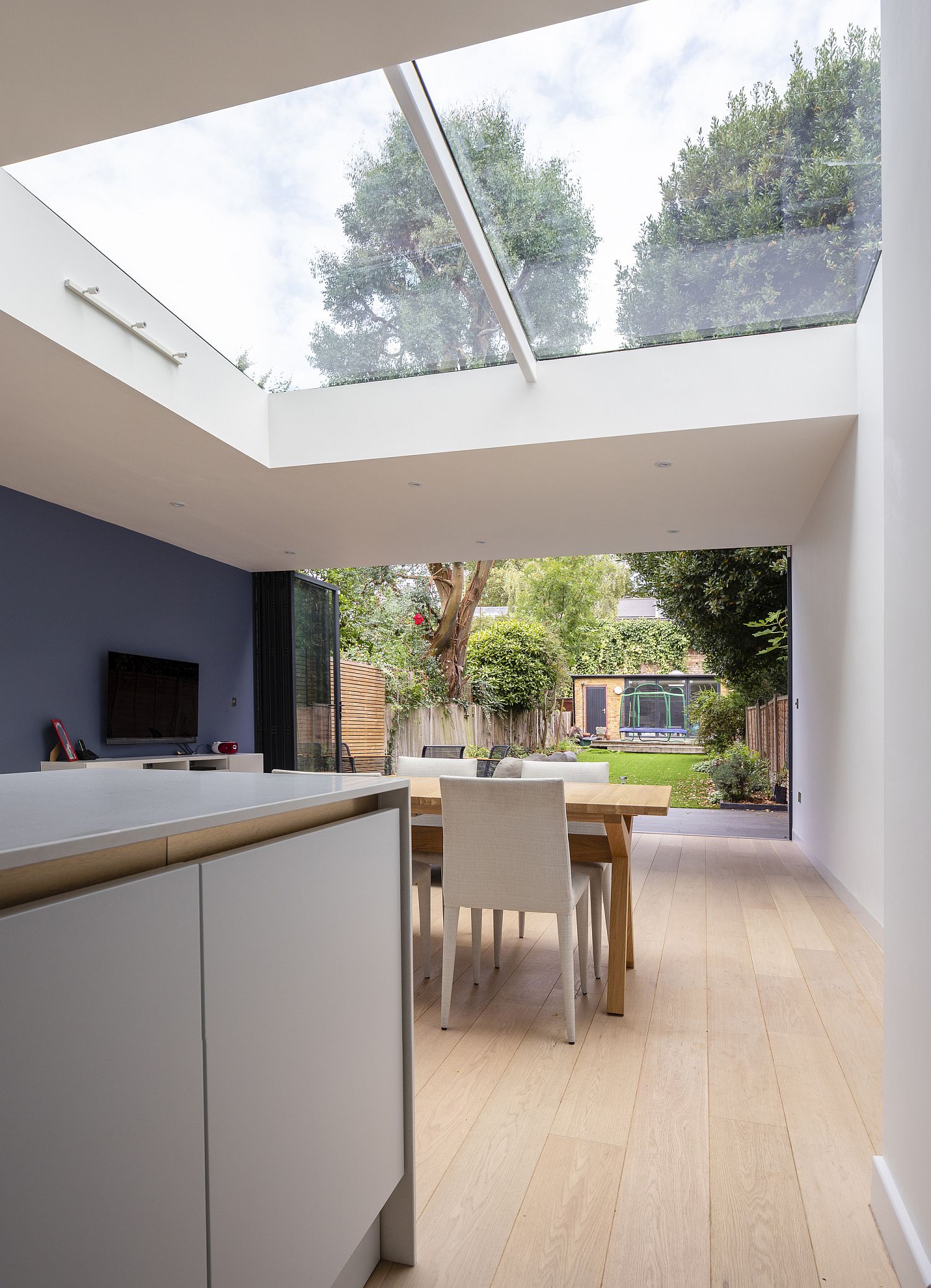 Large-skylights-completely-open-up-the-interior-to-the-world-outside