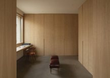 Minimal-and-modern-home-office-with-walls-in-wood-217x155