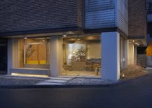 Minimal-street-facade-of-the-modern-coffee-house-in-South-Korea-217x155