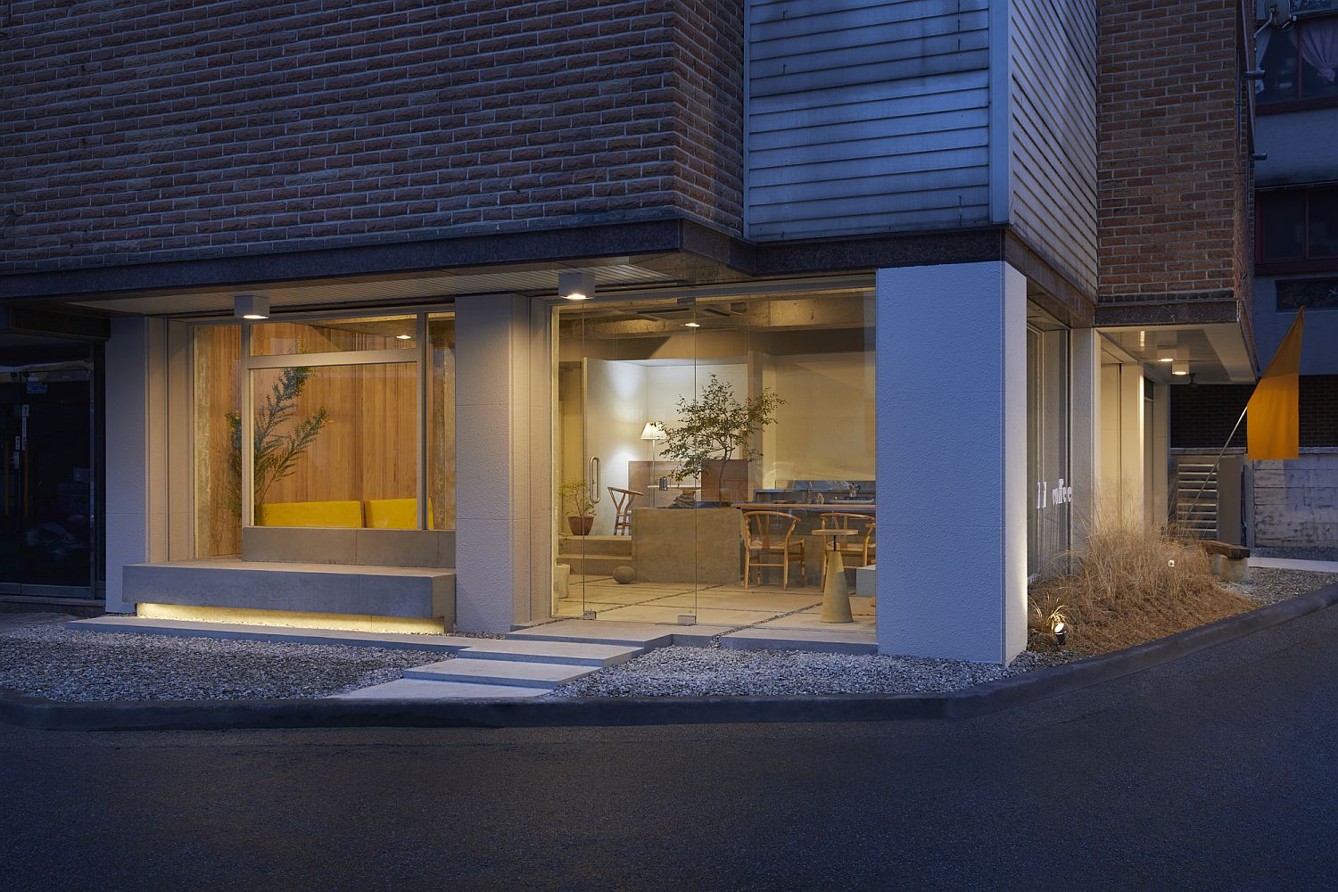 Minimal-street-facade-of-the-modern-coffee-house-in-South-Korea