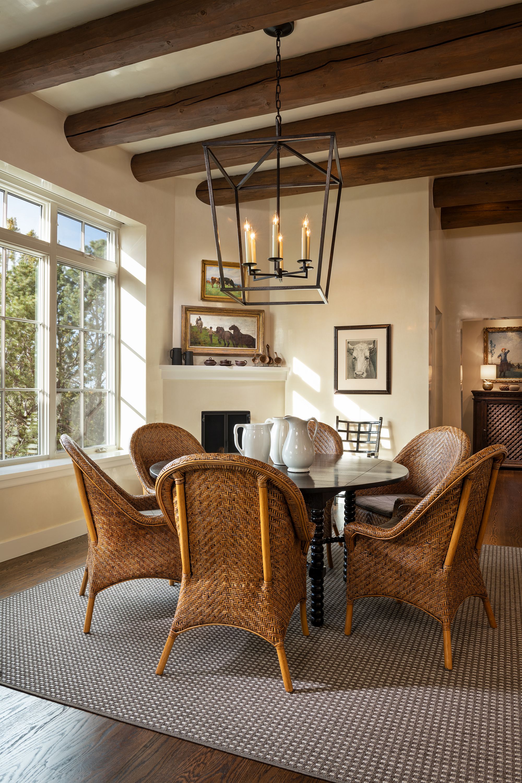 Natural finishes and ceiling wooden beams give the dining room a classic vibe