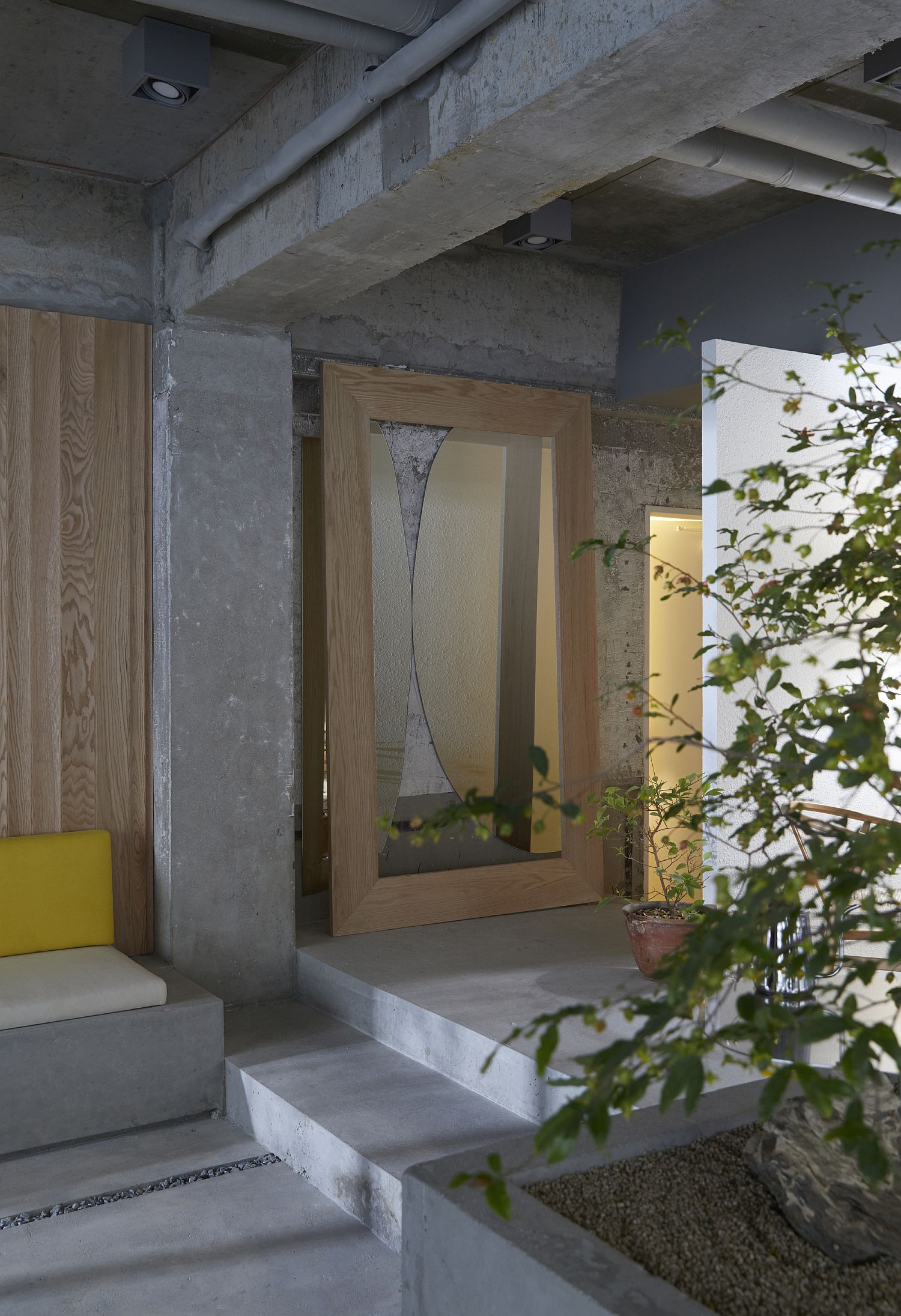 Natural-materials-and-exposed-concrete-provide-a-balance-between-cold-and-warm-elements