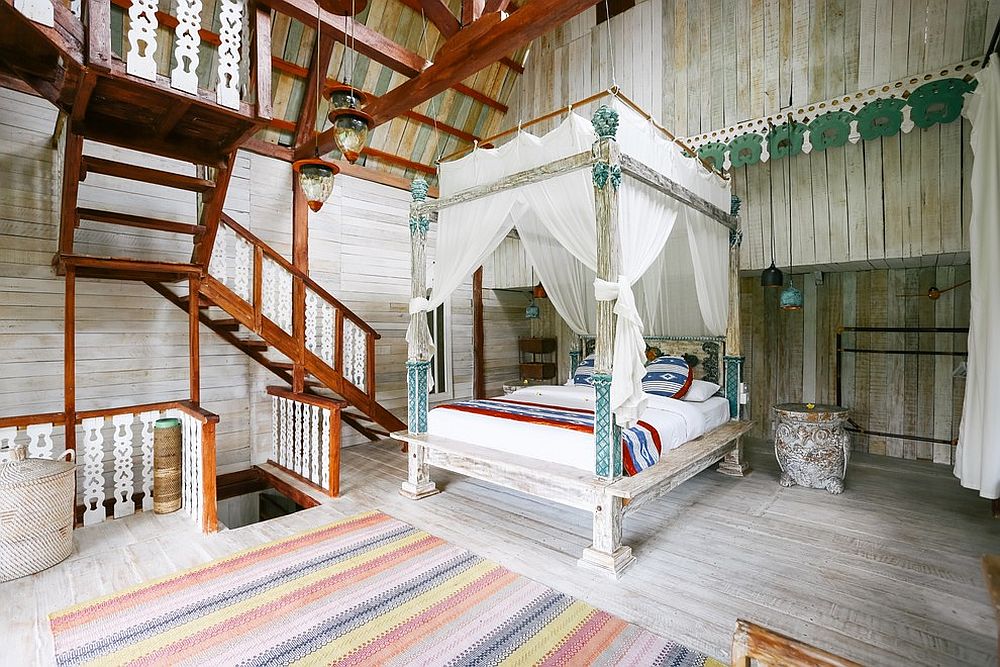 Reclaimed-wood-and-four-poster-bed-for-the-breezy-tropical-style-bedroom