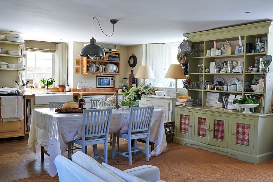 Rustic chic dining room blended with farmhouse flavor