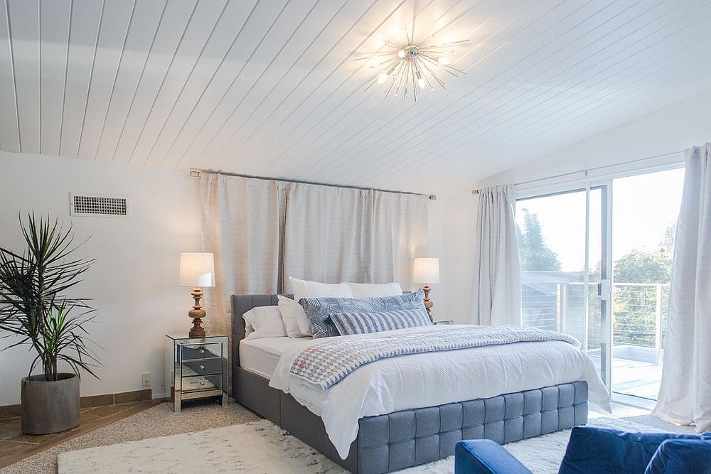 Spacious-bedroom-accentuates-the-beach-style-of-the-room-with-ease